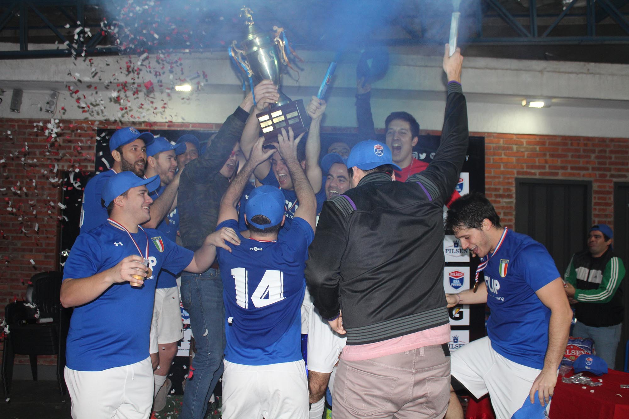 ¡Italia 2010/98 y su primer grito de campeón!