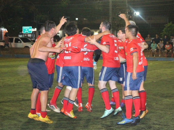 Lanza fútbol en Carnaval Fest